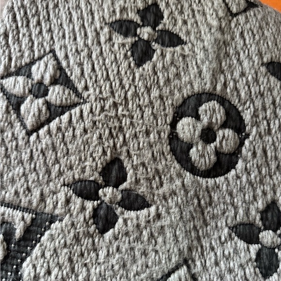 AUTHENTIC LOUIS VUITTON Grey Wool/Silk Logomania Scarf - Picture 9 of 9